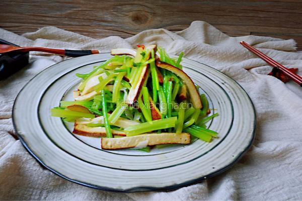 熏干炒香芹的做法图解11