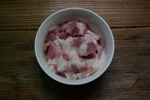 芹菜炒肉的做法图解1