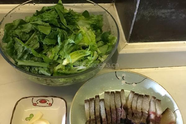 腊肉炒油麦菜的做法图解1