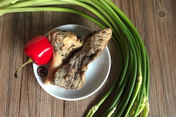 蒜苔炒腊肉的做法图解1