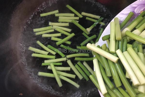 蒜苔炒腊肉的做法图解5