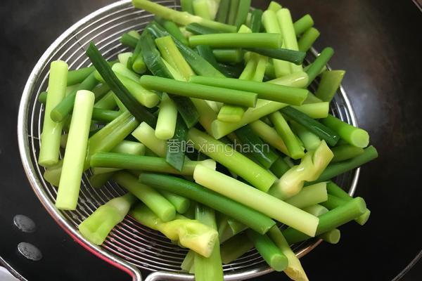 蒜苔炒腊肉的做法图解6