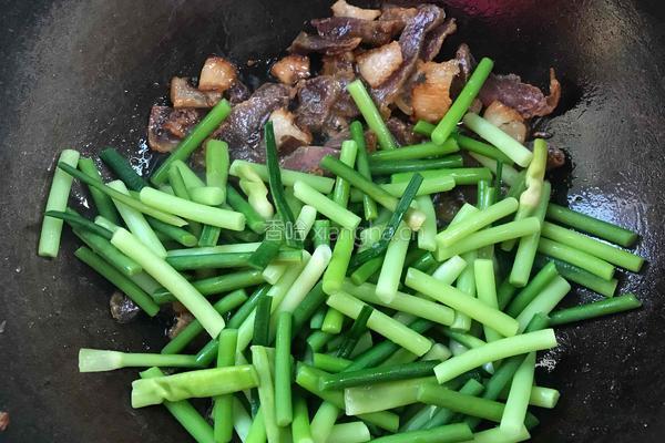 蒜苔炒腊肉的做法图解8