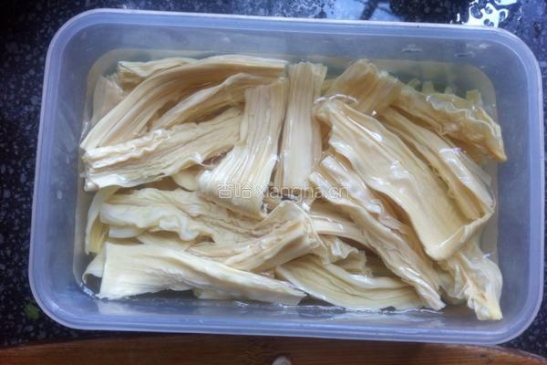 香菇炒腐竹的做法图解1