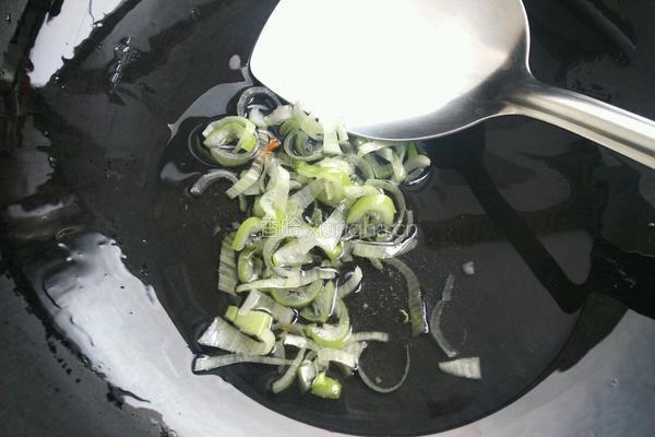 胡萝卜竹笋炒肉的做法图解1
