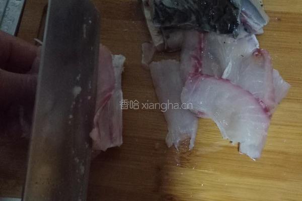 椒丝草鱼的做法图解1