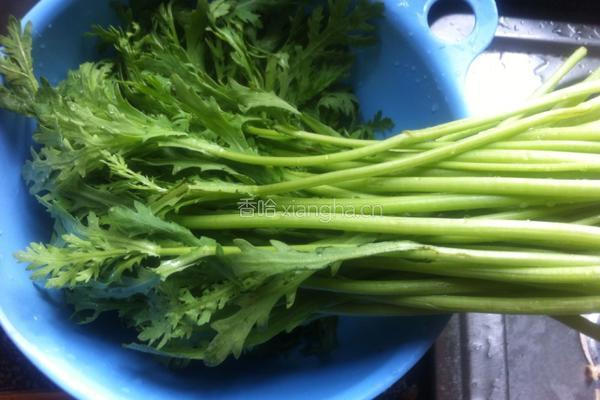 清炒木耳茼蒿的做法图解1