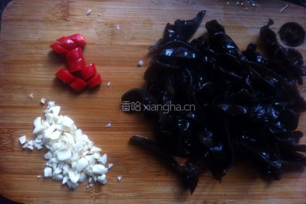 清炒木耳茼蒿的做法图解2