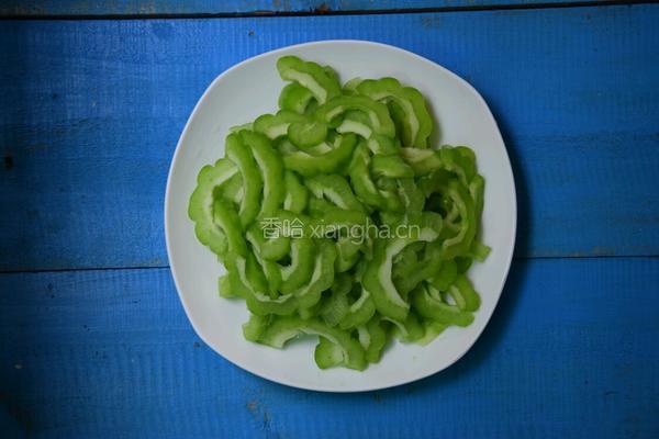 苦瓜炒肉的做法图解2