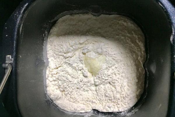 沙拉彩色肉松面包的做法图解2