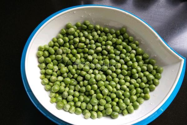 火腿肠炒豌豆的做法图解2