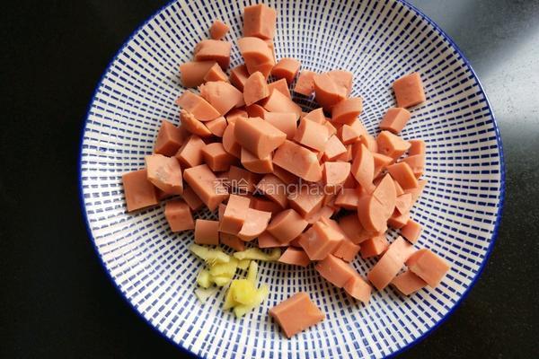火腿肠炒豌豆的做法图解3