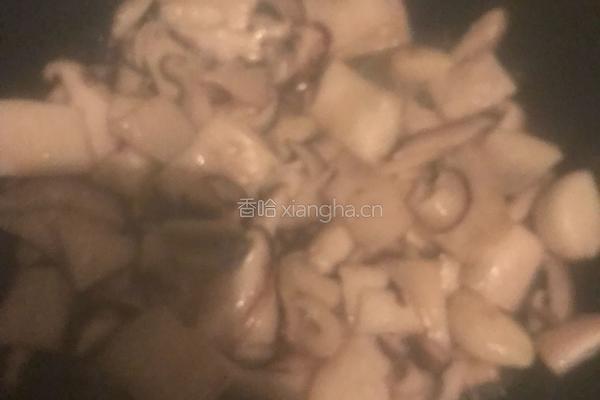 杏鲍菇炒鸡肉的做法图解3