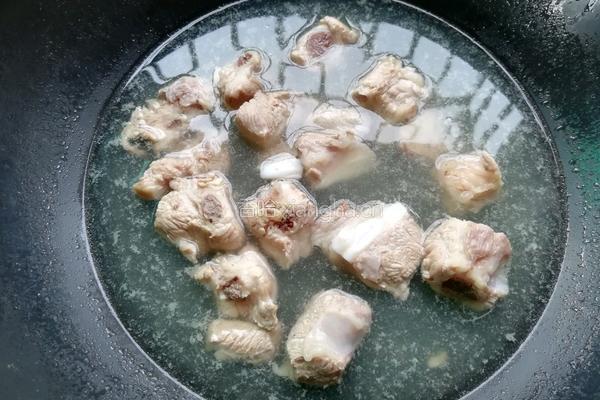 眉豆薏米排骨粥的做法图解2