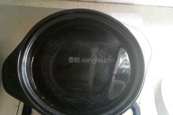 砂锅炖煮水饺的做法图解1
