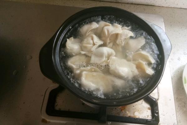 砂锅炖煮水饺的做法图解2