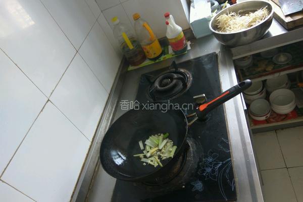 豆芽肉丝焖饼的做法图解2