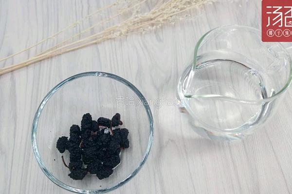 桑椹排骨汤不燥热的补血汤的做法图解3