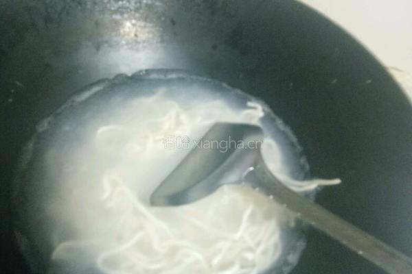 小香菇番茄酱面的做法图解1