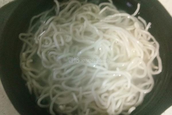 小香菇番茄酱面的做法图解2