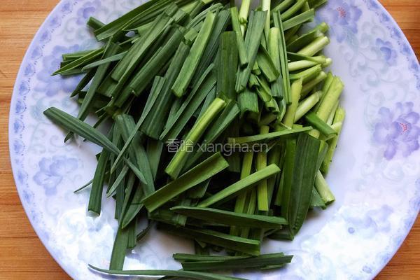 蒜苗炒鸡蛋的做法图解1