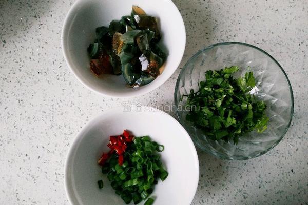 皮蛋砸嫩豆腐的做法图解1