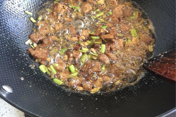 猪肉烩小白菜的做法图解3
