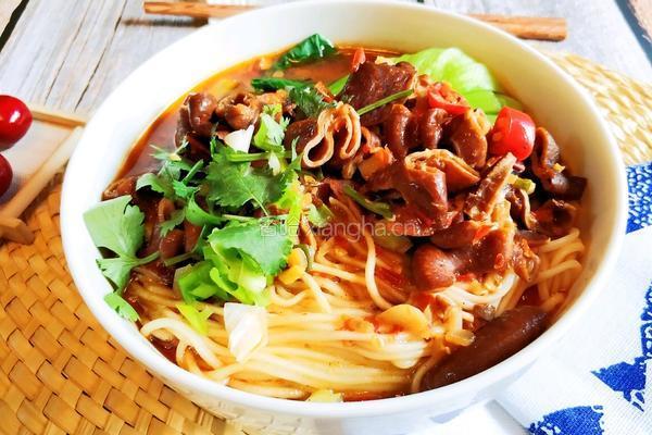 肥肠面的做法图解1