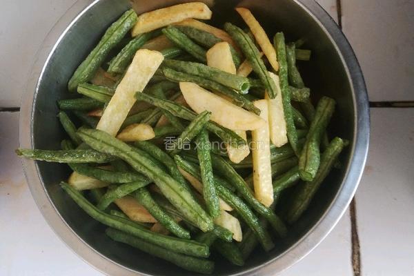 干煸排骨豆角土豆条的做法图解7