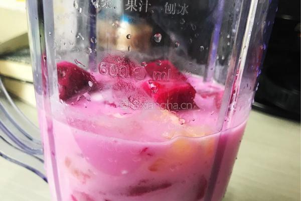 火龙果柠檬酸奶汁的做法图解3
