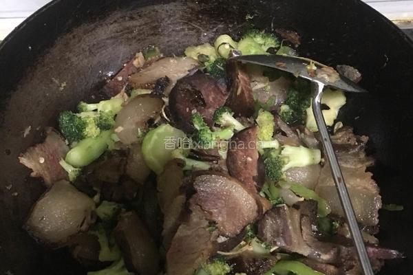 腊肉炒西兰花的做法图解5