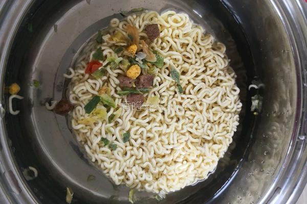 蛋裹炒泡面的做法图解1