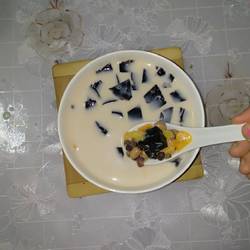 芒果三色豆烧仙草奶茶的做法[图]