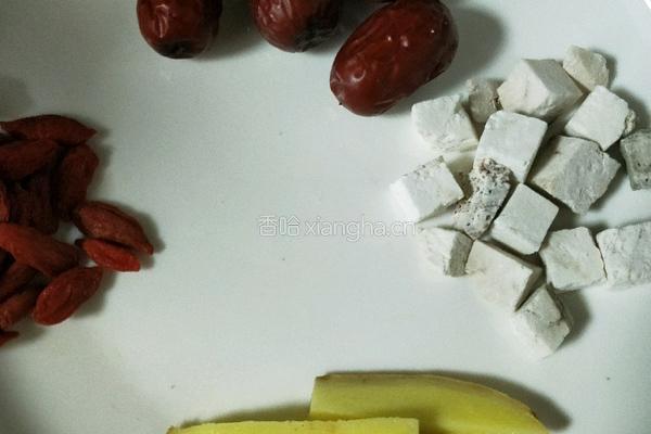 茯苓乳鸽汤的做法图解2