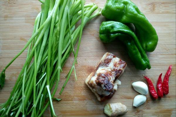 野芹菜炒腊肉的做法图解2
