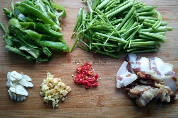 野芹菜炒腊肉的做法图解3