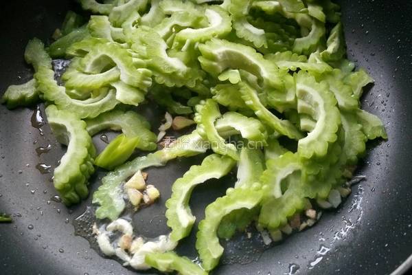 素炒苦瓜的做法图解5