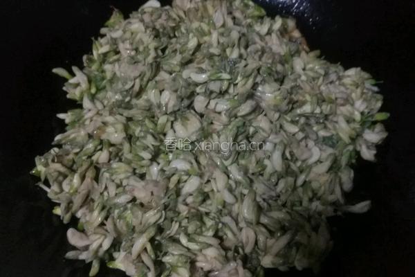 香煎槐花面条的做法图解1