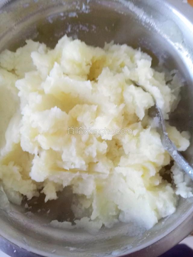 放一点盐，用勺子捣成泥