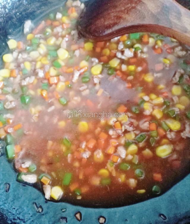 待水开后调入水淀粉，鸡精，汤汁浓稠关火