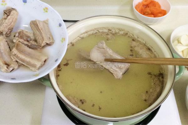 胡萝卜玉米山药排骨汤的做法图解4