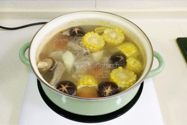 胡萝卜玉米山药排骨汤的做法图解6