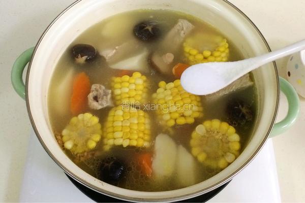 胡萝卜玉米山药排骨汤的做法图解9