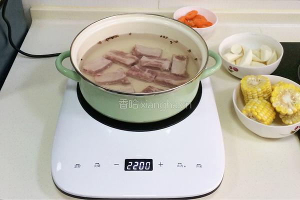 胡萝卜玉米山药排骨汤的做法图解3