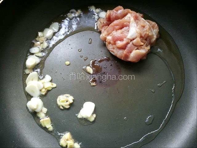 放入腌制的里脊肉炒散。