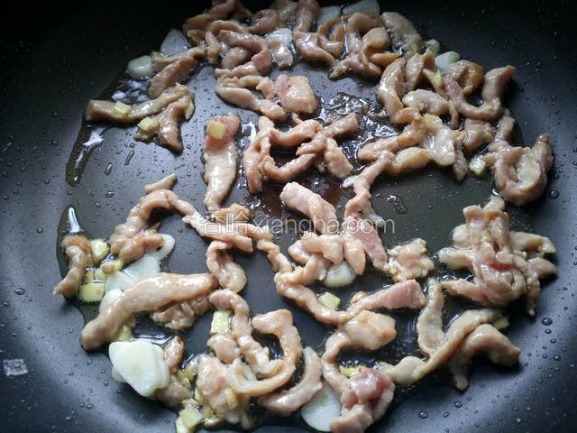将肉炒至八成熟，盛出备用。