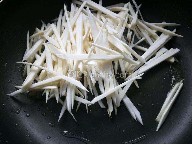 锅内留底油，放入高笋丝。