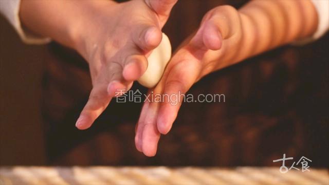将五白糕段揉为圆球；