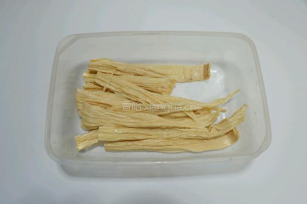 风味腐竹烩芹菜的做法图解1