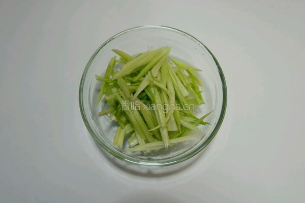 风味腐竹烩芹菜的做法图解3